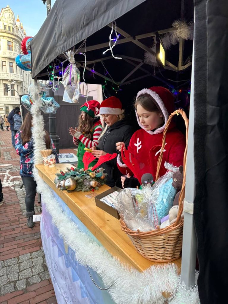 Święta na Starówce – Świąteczny Jarmark w Białej!
Ostatni weekend w Bielsku-Białej był naprawdę magiczny! To nasze pierwsze wydarzenie, w którym wzięliśmy udział dzięki zaproszeniu Stowarzyszenia Hajstra. Nasza fundacja miała zaszczyt uczestniczyć w świątecznym kiermaszu na starówce, prezentując unikalne, ręcznie robione zabawki.
Nasi wolontariusze aktywnie pomagali w organizacji wydarzenia, a dzieci mogły cieszyć się wyjątkową atmosferą i otrzymać prezenty od samego Świętego Mikołaja!
To wspaniały początek naszej działalności i piękne zakończenie roku 2023. 
Serdecznie dziękujemy Stowarzyszeniu Hajstra za współorganizację tej niezapomnianej imprezy!
